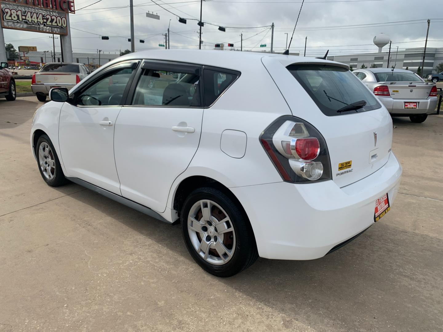 2009 white /black Pontiac Vibe 2.4L (5Y2SP67059Z) with an 2.4L L4 DOHC 16V engine, 4-Speed Automatic Overdrive transmission, located at 14700 Tomball Parkway 249, Houston, TX, 77086, (281) 444-2200, 29.928619, -95.504074 - Photo#4